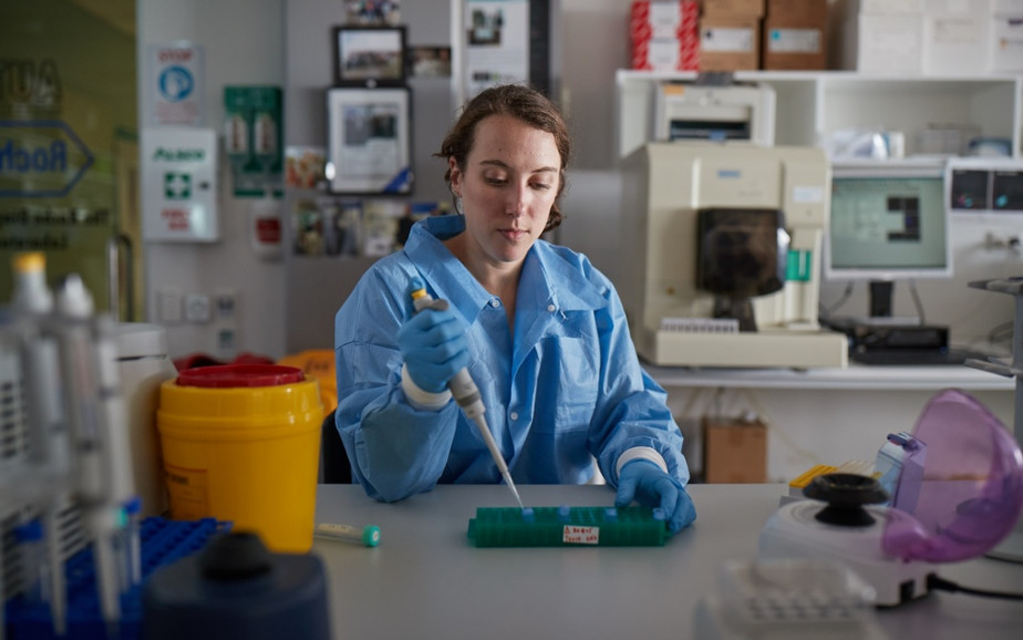 Women with pipette in laboratory