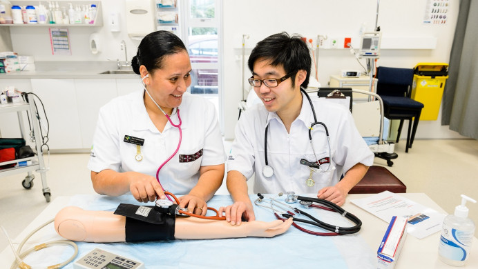 Nursing students with leg