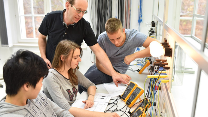 Tutor with eletrical students